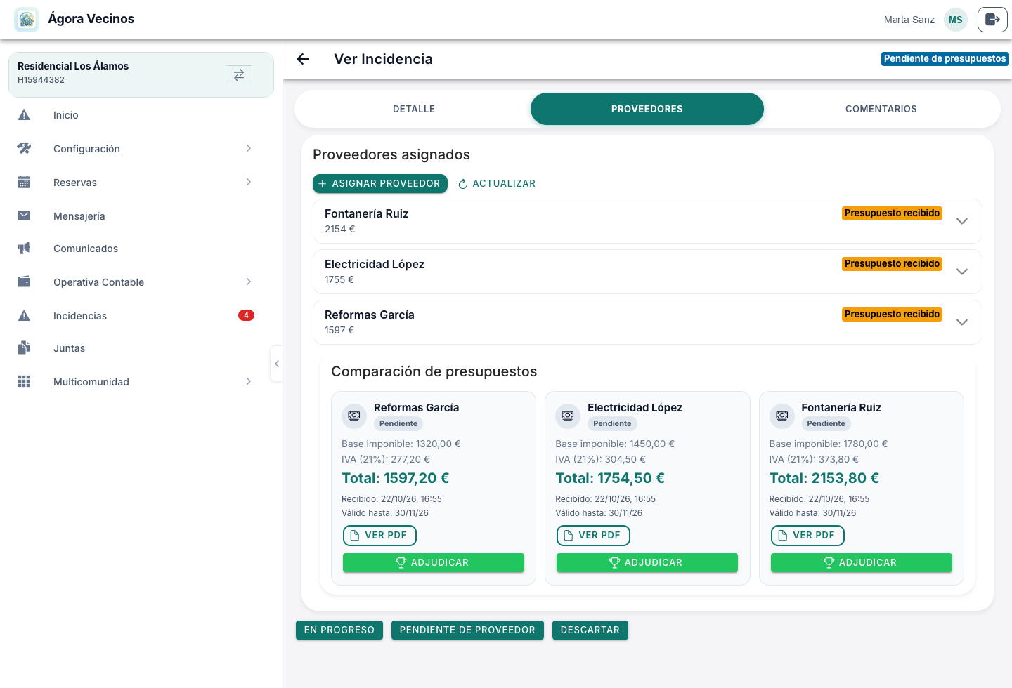 Comparativa de presupuestos de tres proveedores con base imponible, IVA, total y botón de adjudicar